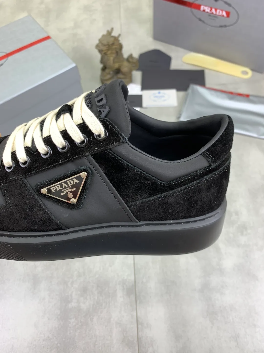 Men's shoes 💰P560💰 [New model] High version official website popular model is on the market, 🆘 Trendy brand (Prada) mainly promotes popular model, avant-garde and versatile fashionable men's shoes private version mold opening, cowhide surface splicing 1:1.. Stylish and simple, original imported cowhide lining cowhide feet; the atmosphere and personality are more fashionable, eye-catching and pursuing class. It will subvert the old idea and be a must-have for fashion trendsetters with you! Must keep it for yourself! Tall and comfortable, large and low, high-end quality workmanship. Code number: 38-44 5⃣️colors available.
